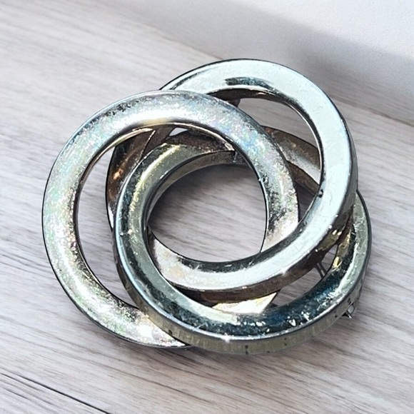Vintage Gold Tone Circle Interlocking Brooch - Picture 1 of 2